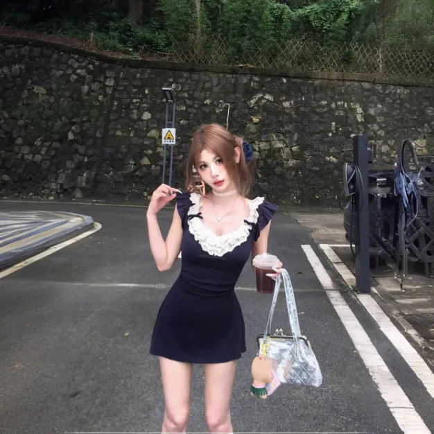 2024蕾丝拼接辣妹连衣裙镂空设计感长袖短裙子女秋冬季名媛纯欲风