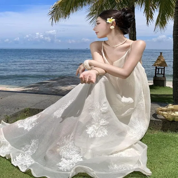 气质慵懒风显瘦白色绣花吊带连衣裙裙子女新款夏季轻奢感长裙