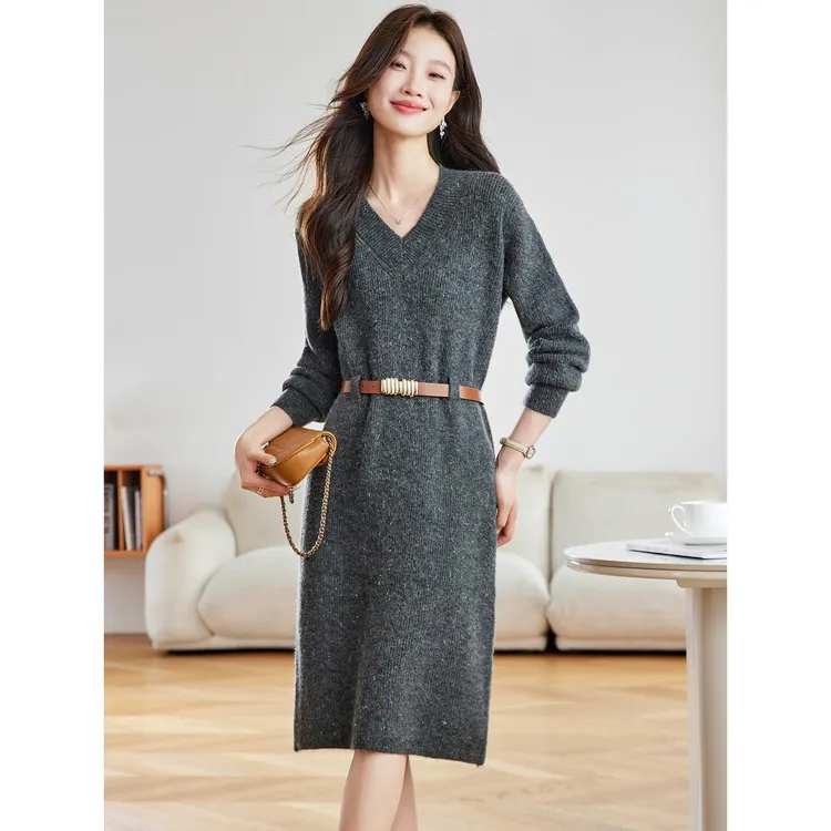 高级感气质V领毛衣裙女秋冬2025新款宽松收腰过膝打底针织连衣裙