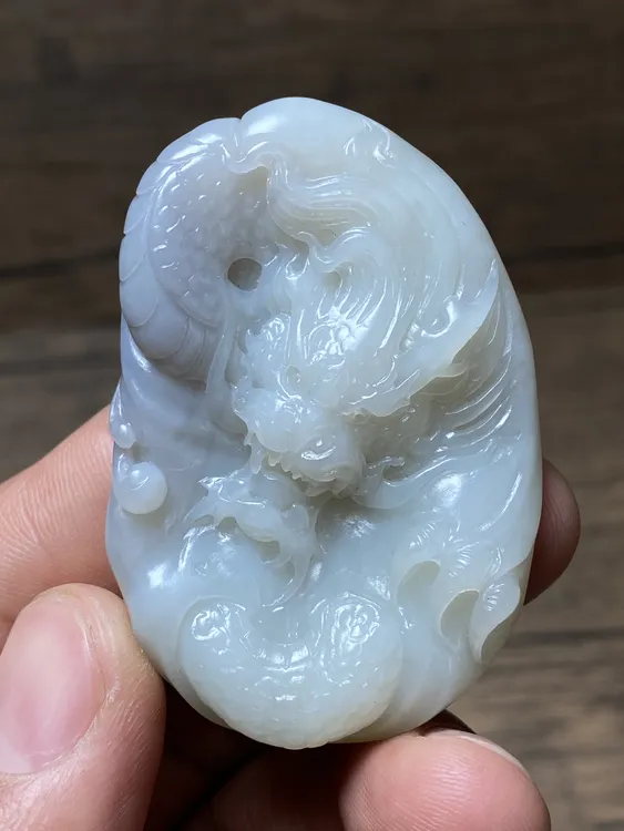 和田玉烟紫色《神龙护主》吊坠 尺寸:57.2/39/10.5mm 重量:37.8g 