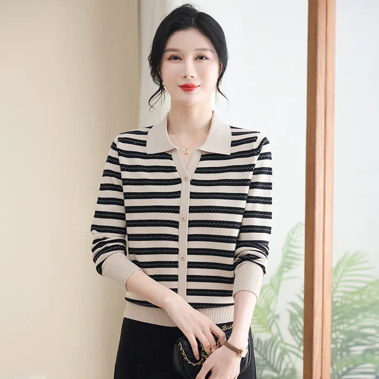 俞兆林春秋新款妈妈洋气条纹套头上衣2025翻领撞色中老年女洋气内
