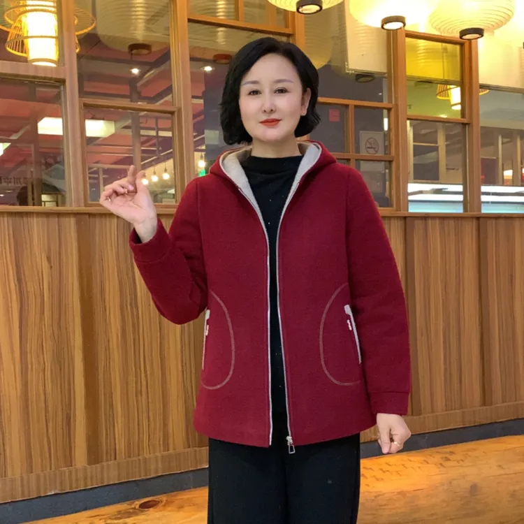 秋冬新款时尚减龄连帽加绒保暖休闲中老年妈妈装