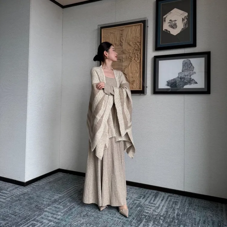 慵懒氛围感复古针织卡其色连衣裙披肩垂感显瘦时尚气质女士连衣裙