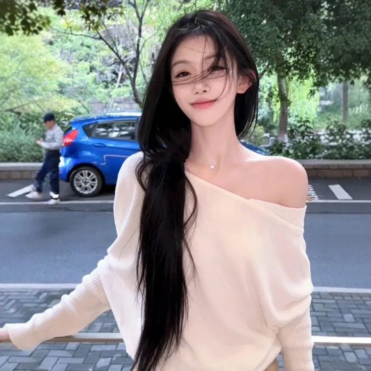 韩式慵懒chic独特超好看宽松上衣气质高级感白色斜肩针织衫女早秋
