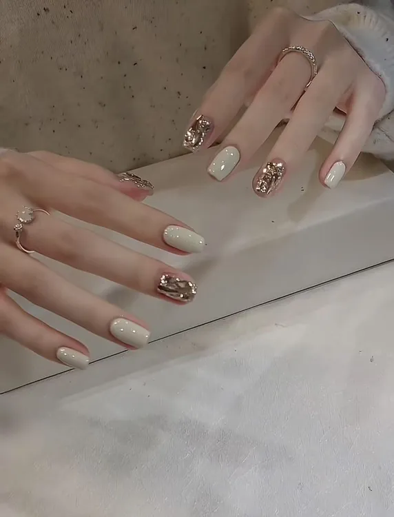 【 月牙白】春款短款日常穿戴甲纯手工高级感显白美甲贴片