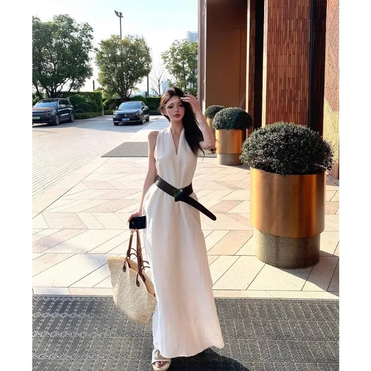 法式v领无袖挂脖连衣裙女夏季新款海边度假风气质收腰显瘦A字长裙