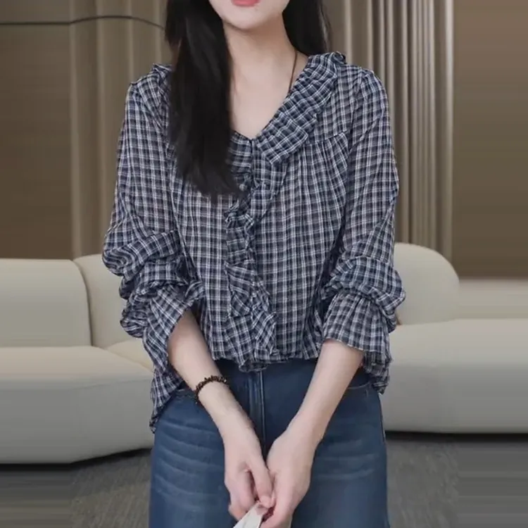 早秋时尚长袖格纹衬衫女秋季新款V领荷叶边韩系宽松慵懒风上衣潮