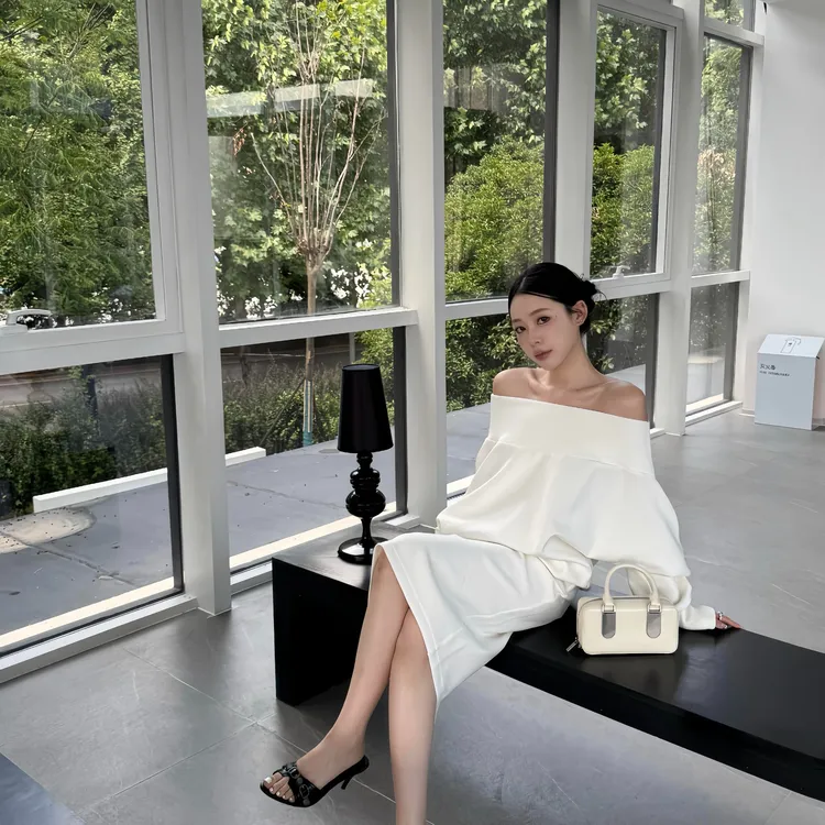 休闲风时尚简约套装女2025年秋季通勤宽松一字肩上衣半身裙两件套