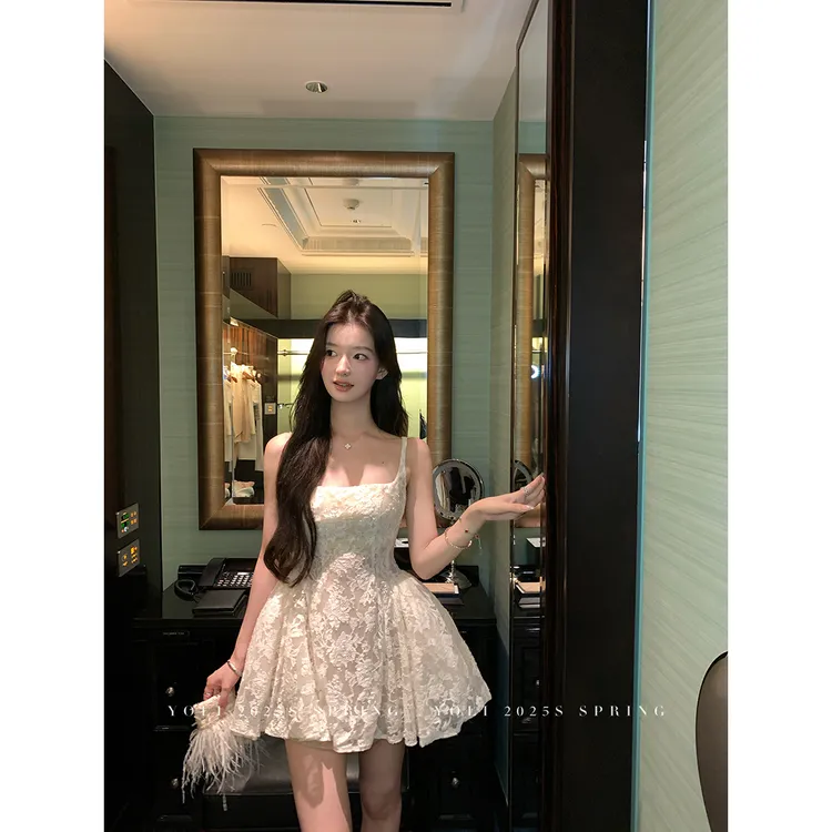 2025夏季新款法式设计感小众气质吊带连衣裙女性感辣妹显瘦短裙子