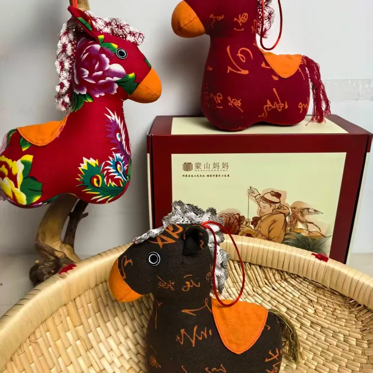 2026马年吉祥物公仔新年花布挂件毛绒年会礼品马上有福小马仔
