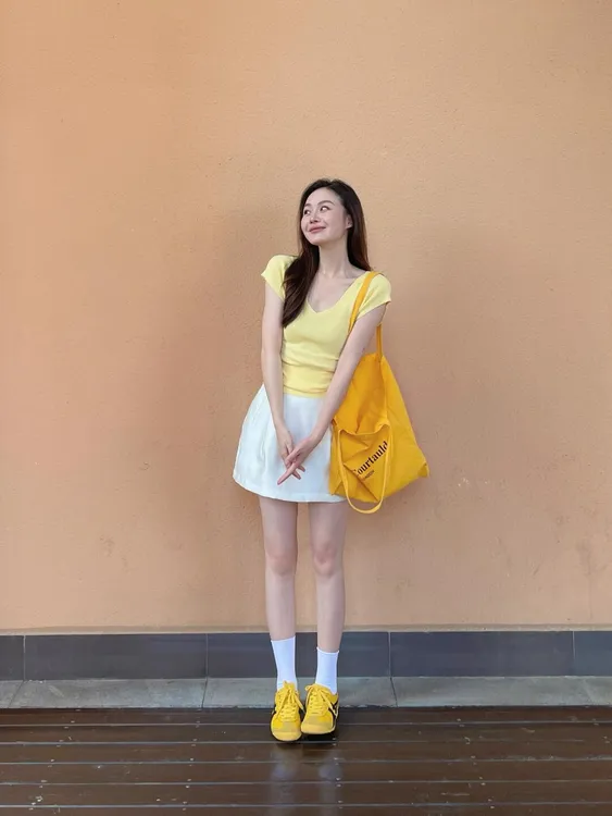 【香草奶糕】黄色V领针织短袖上衣女夏季高腰白色半身裙气质两件套