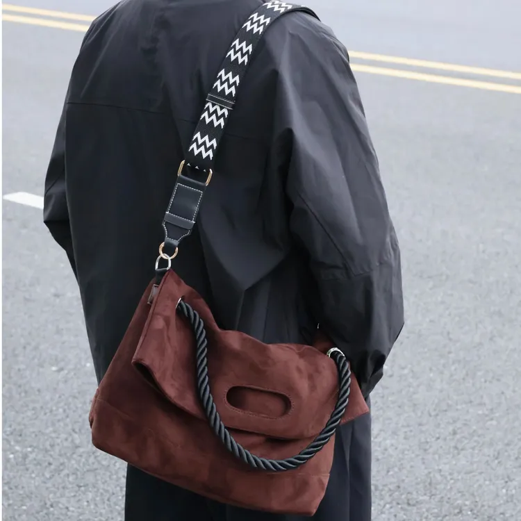 左千户包2025新款斜挎包男大包简约通勤包高级感毛绒轻便手提包包