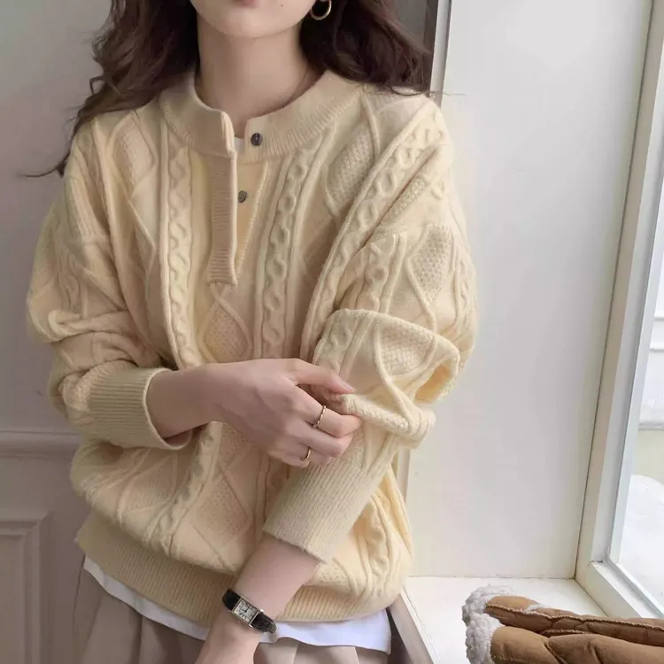 设计感！奶黄色v领麻花毛衣女2025新款宽松打底衫慵懒风外穿上衣