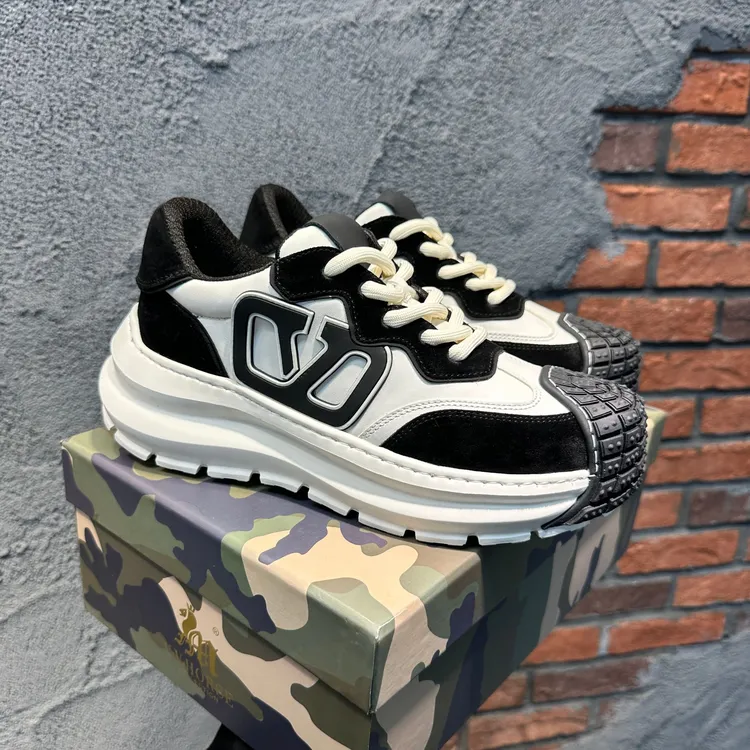 男鞋新款2025春季低帮拼色轮胎底防护百搭舒适耐磨厚底男士轻奢鞋