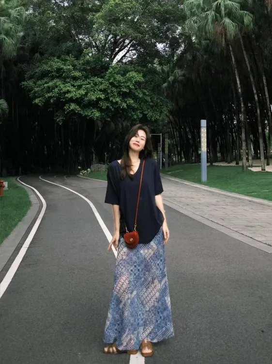 2025夏季新款韩系简约黑色V领慵懒风宽松t恤百搭碎花半身裙两件套