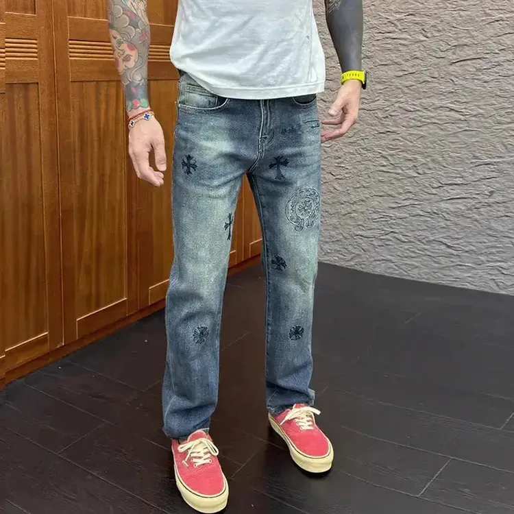 2026秋冬新款时尚休闲百搭刺绣印花男士小直筒牛仔裤水洗做旧