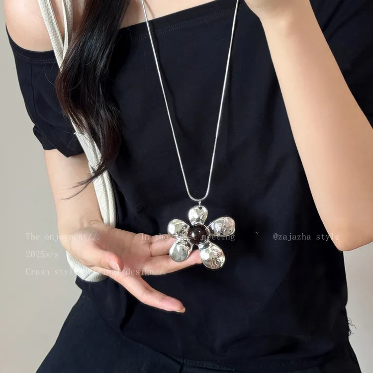 钛钢项链 重工金属小花长款项链2025新韩系ins小众设计锁骨链412