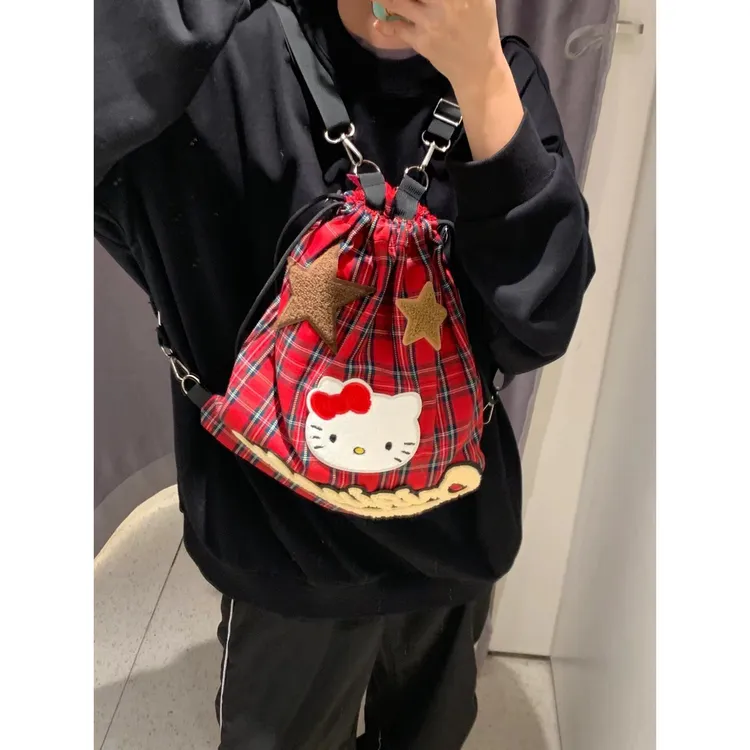 日系可爱HelloKitty红格子抽绳大容量2024新款韩系慵懒休闲双肩包