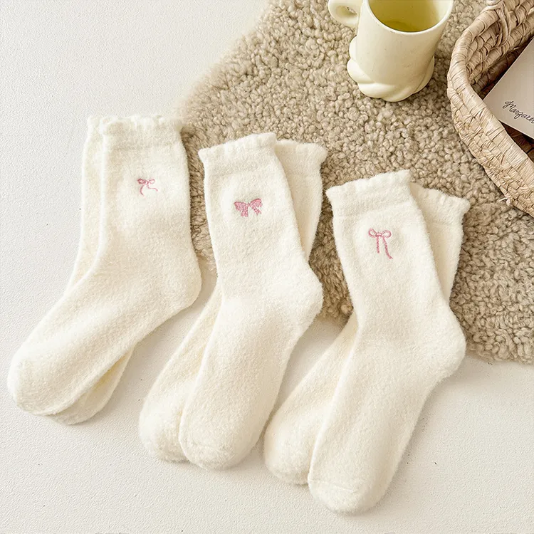 白色袜子女冬季加厚加绒澳绒韩系刺绣中筒袜少女家居保暖毛绒长筒