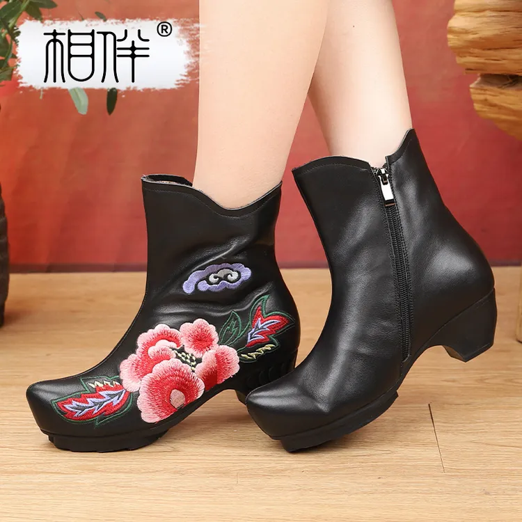 相伴真皮复古牛皮国风刺绣女短靴中老年秋冬粗跟加绒短靴53348
