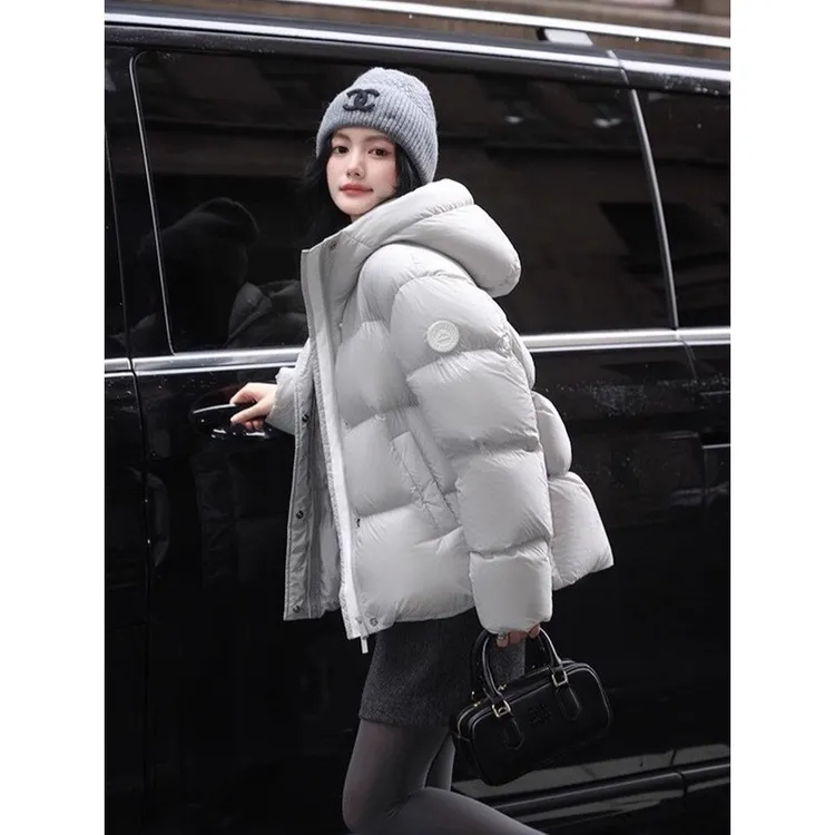 波司登极地联名羽绒服女高级感长短款2025时尚连帽加厚设计感袖标