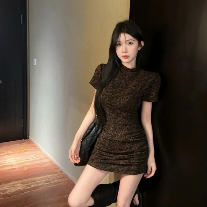 早秋美式复古辣妹豹纹半高领短袖连衣裙女设计感高腰显瘦包臀短裙
