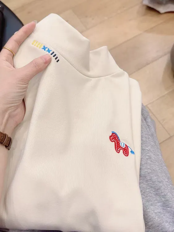 七言家巨好看！#慕斯绒刺绣小马立领软糯打底衫@