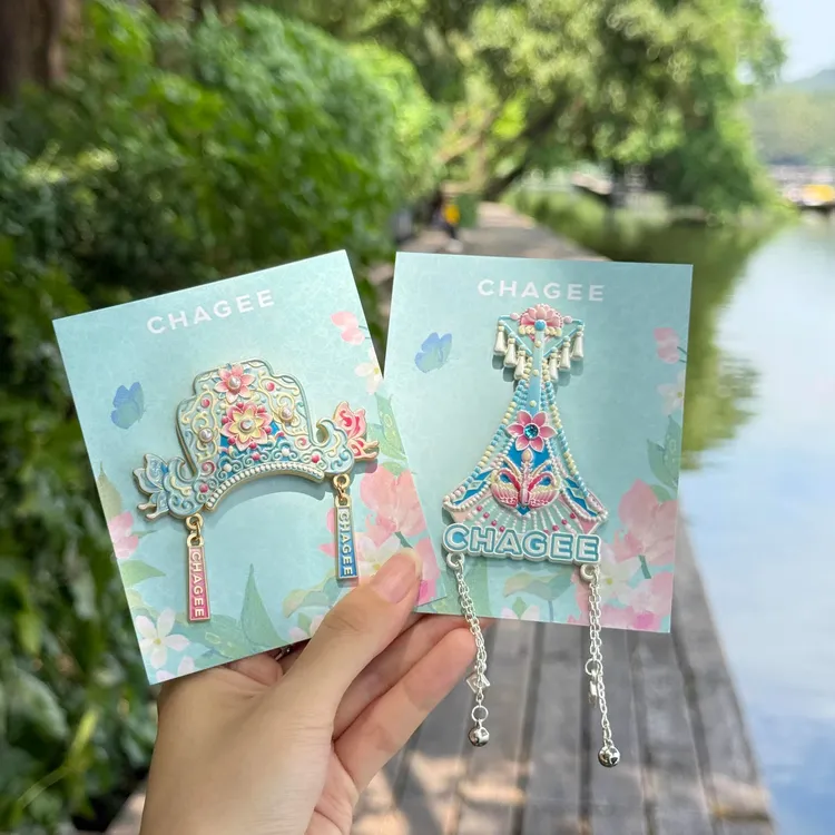 霸王茶姬周边风荷曲苑限定冰箱贴浙江文创凤冠斗笠头饰纪念伴手礼