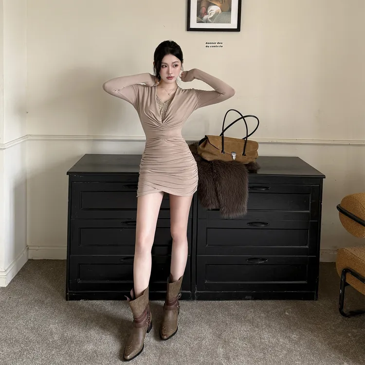 纯欲风美拉德V领蕾丝百搭老钱风裙子秋冬款辣妹性感显瘦包臀裙