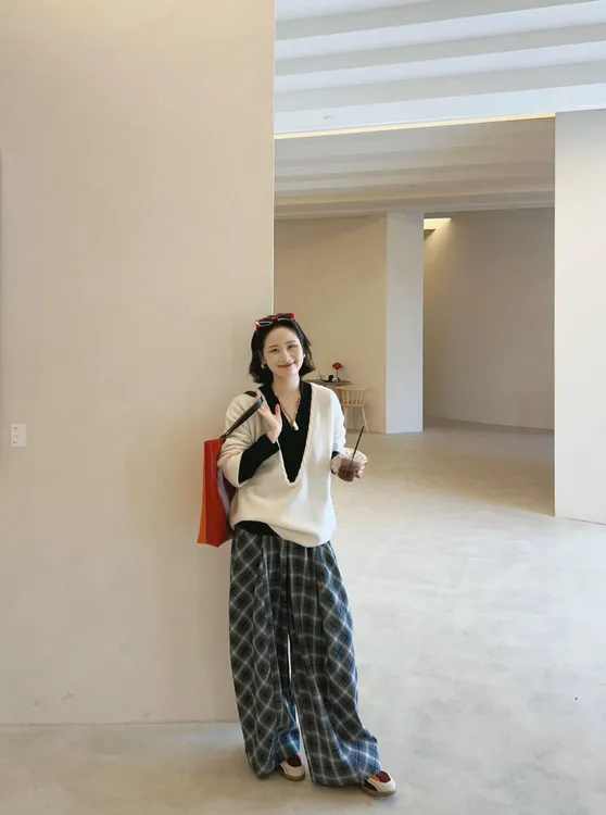 秋季新款小众炸街高级感女装假两件宽松深v针织上衣宽松阔腿裤
