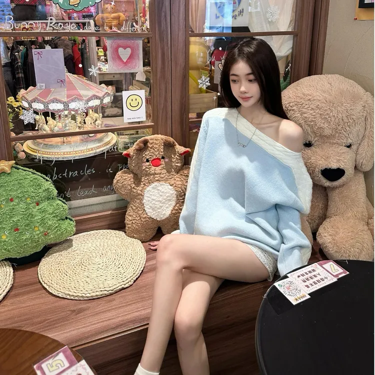 韩系拼色露肩长袖毛衣女2025秋冬季设计感纯欲宽松慵懒风显瘦上衣