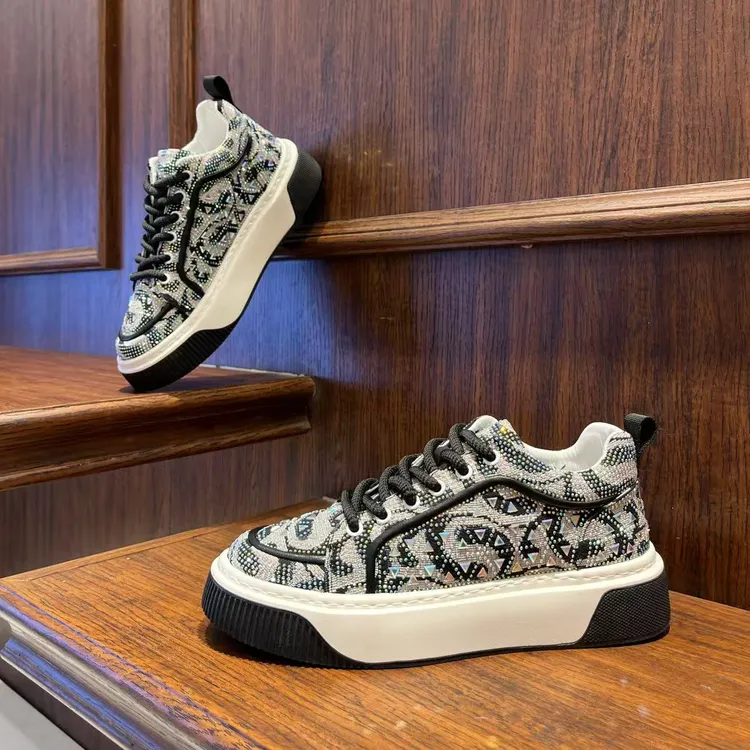 男鞋2025春季新款时尚轻奢烫钻小众休闲板鞋百搭个性潮流男生鞋子