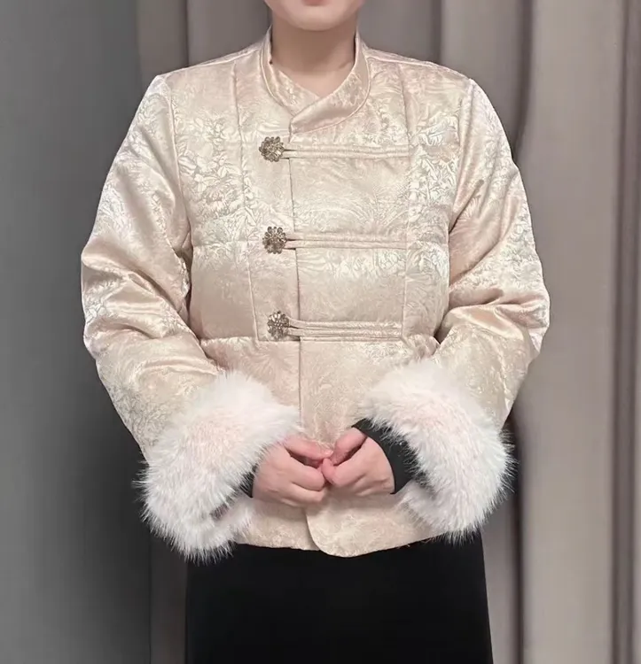 冬季新中式重工三颗水晶大钻扣毛毛袖口国风石墨烯云绒棉服提花