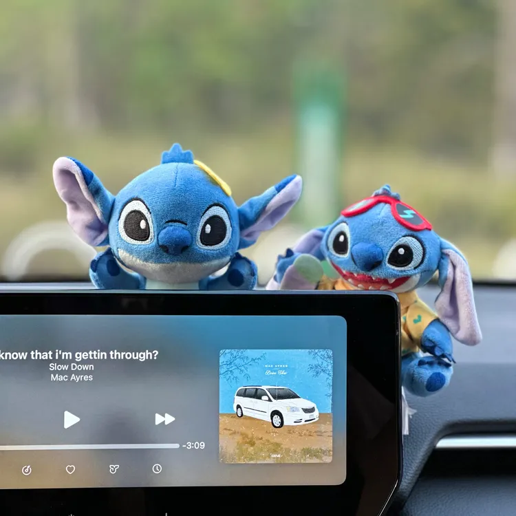 史迪仔汽车车载显示屏趴趴摆件特斯拉中控屏幕高级毛绒公仔装饰品