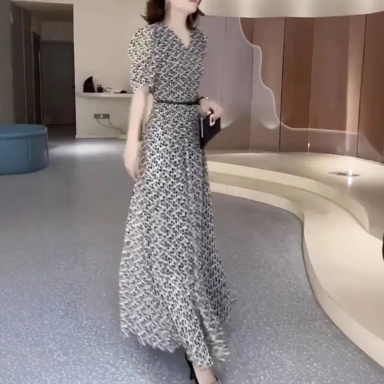 大爱美依缘2025夏季新款高级感优雅复古碎花V领长款连衣裙女显瘦