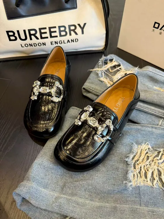 大金大码女鞋40-43亮面水钻配饰豆豆鞋