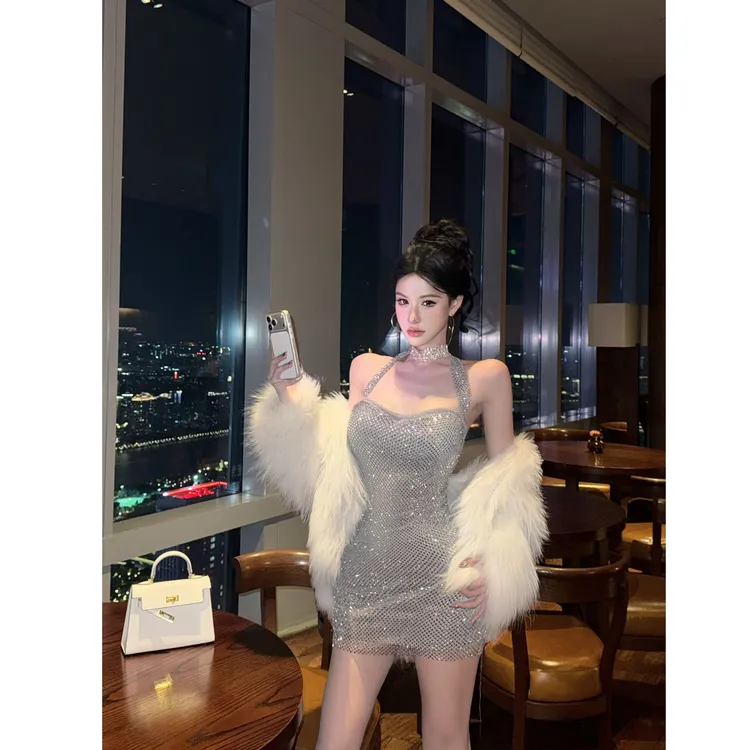 圣诞穿搭高级感挂脖连衣裙女2025冬季新款重工性感包臀裙生日裙子