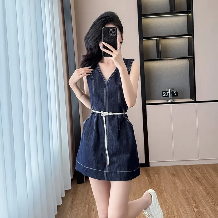 复古水洗设计感V领无袖背心连衣裙女夏季新款收腰显瘦牛仔短裙
