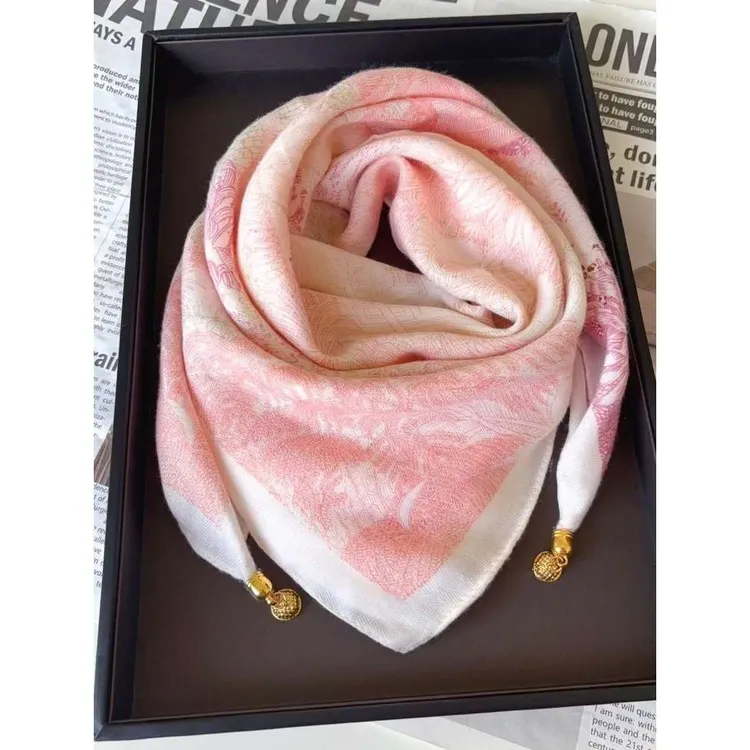 LOVELVLV磁吸护颈小围巾新款秋冬方巾女款三角丝巾披肩高级感防风