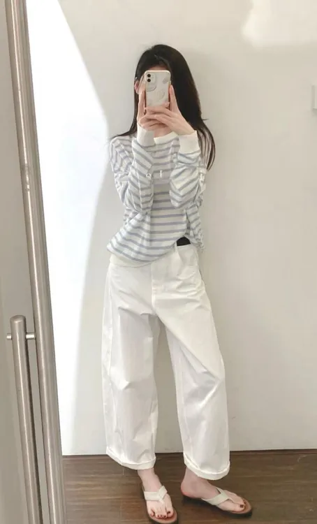 2025早春新款圆领条纹针织衫女宽松休闲长袖上衣百搭白色直筒裤