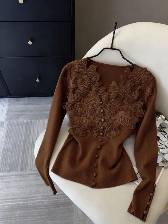 法式气质蕾丝花边v领针织衫女2025秋冬款复古棕咖色修身显瘦上衣