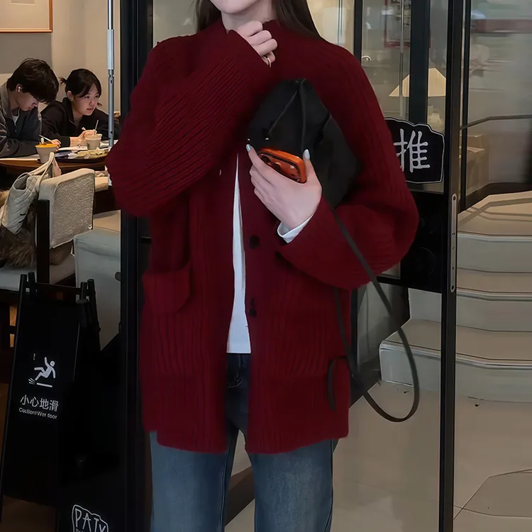 新年战袍穿搭红色减龄毛衣女秋冬春新款高级感慵懒风单排扣针织衫