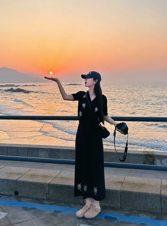 夏季新款休闲衣服女慵懒风法式高级感v领短袖上衣薄款黑色裙子