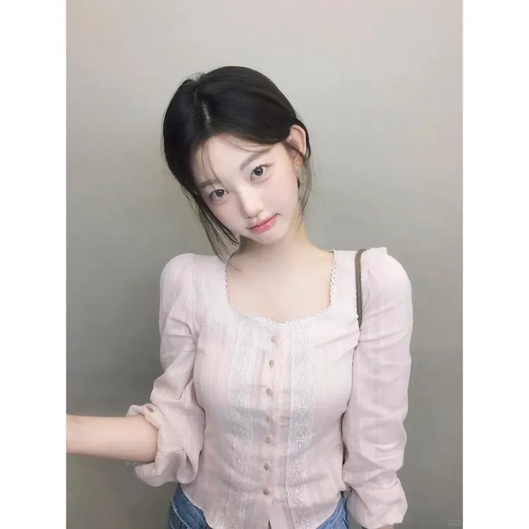 三彩法式复古方领蕾丝拼接长袖衬衫女秋季2025新款独特超好看短款