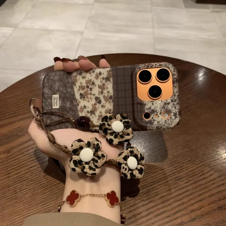 小众砂格纹小碎花拼接适用iPhone17ProMax手机壳苹果16腕带15/143