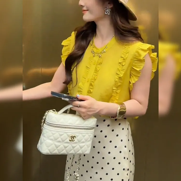 设计感洋气小飞袖木耳边衬衫女春新款轻奢时尚宽松显瘦圆领上衣