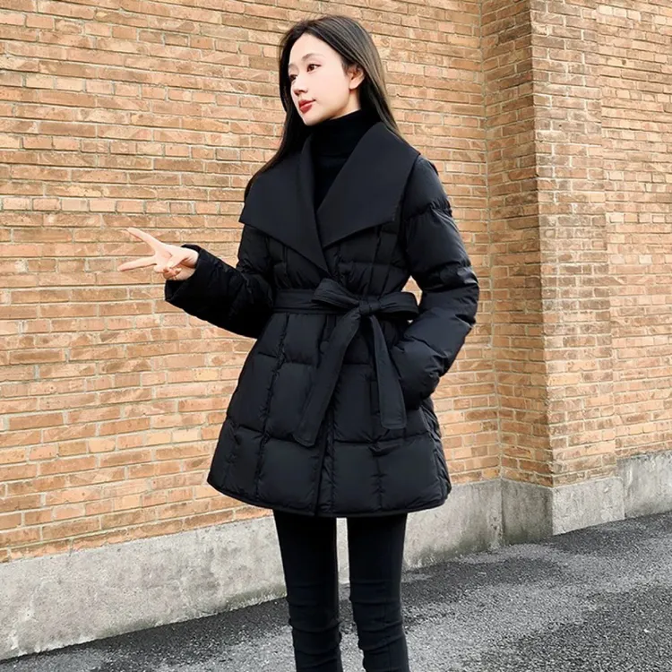 2025新款女装冬季修身收腰中长款羽绒服女小个子黑色翻领外套系带