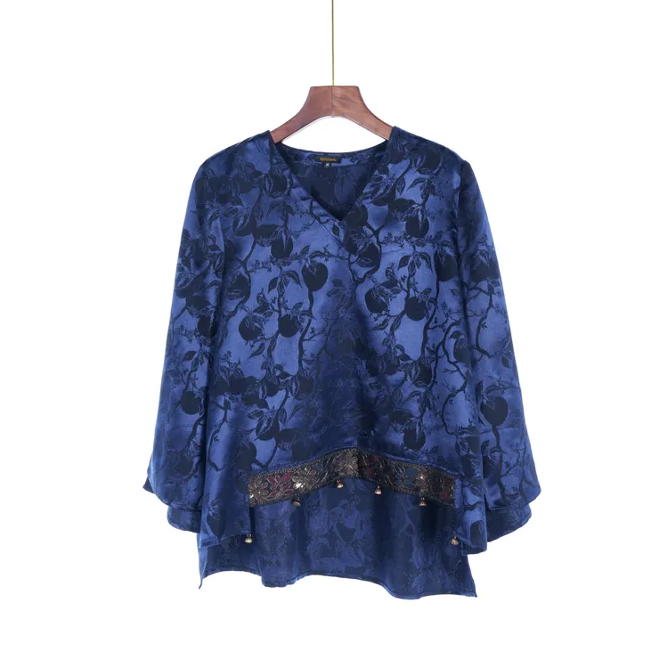 朱总原创设计L25T-2C268深蓝桃影提花V领不对称上衣