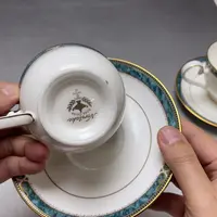 瓷片密密麻麻的一个人