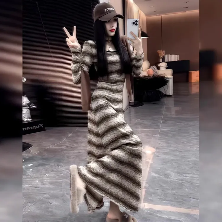 美式赫本风条纹圆领针织连衣裙女秋冬新款时尚修身显瘦内搭长裙
